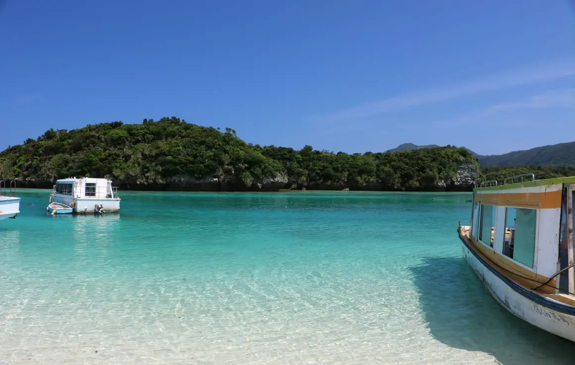 エメラルドグリーンの綺麗な海の様子